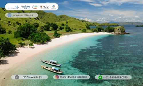 Tugas tour guide bukan hanya tentang memandu perjalanan, tetapi juga menghadirkan pengalaman yang membuat pengunjung merasakan napas hutan, desiran ombak, dan sunyi puncak yang memunculkan rasa kagum.