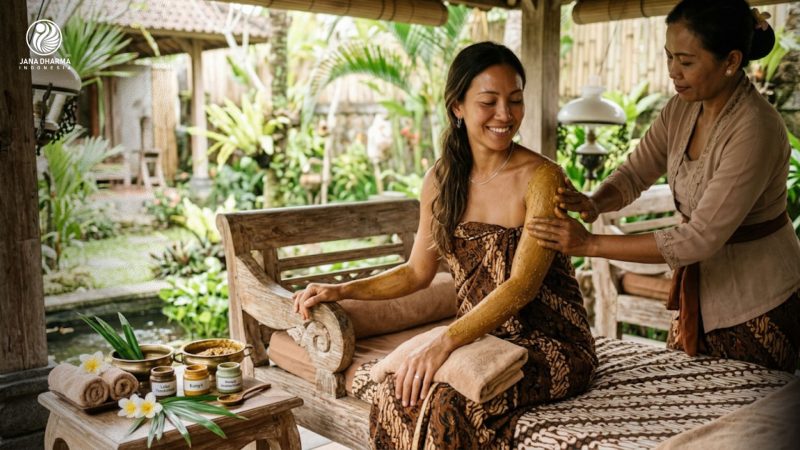 Perempuan Indonesia sedang menikmati perawatan spa dengan jenis lulur tradisional dan manfaatnya untuk kecantikan kulit alami.