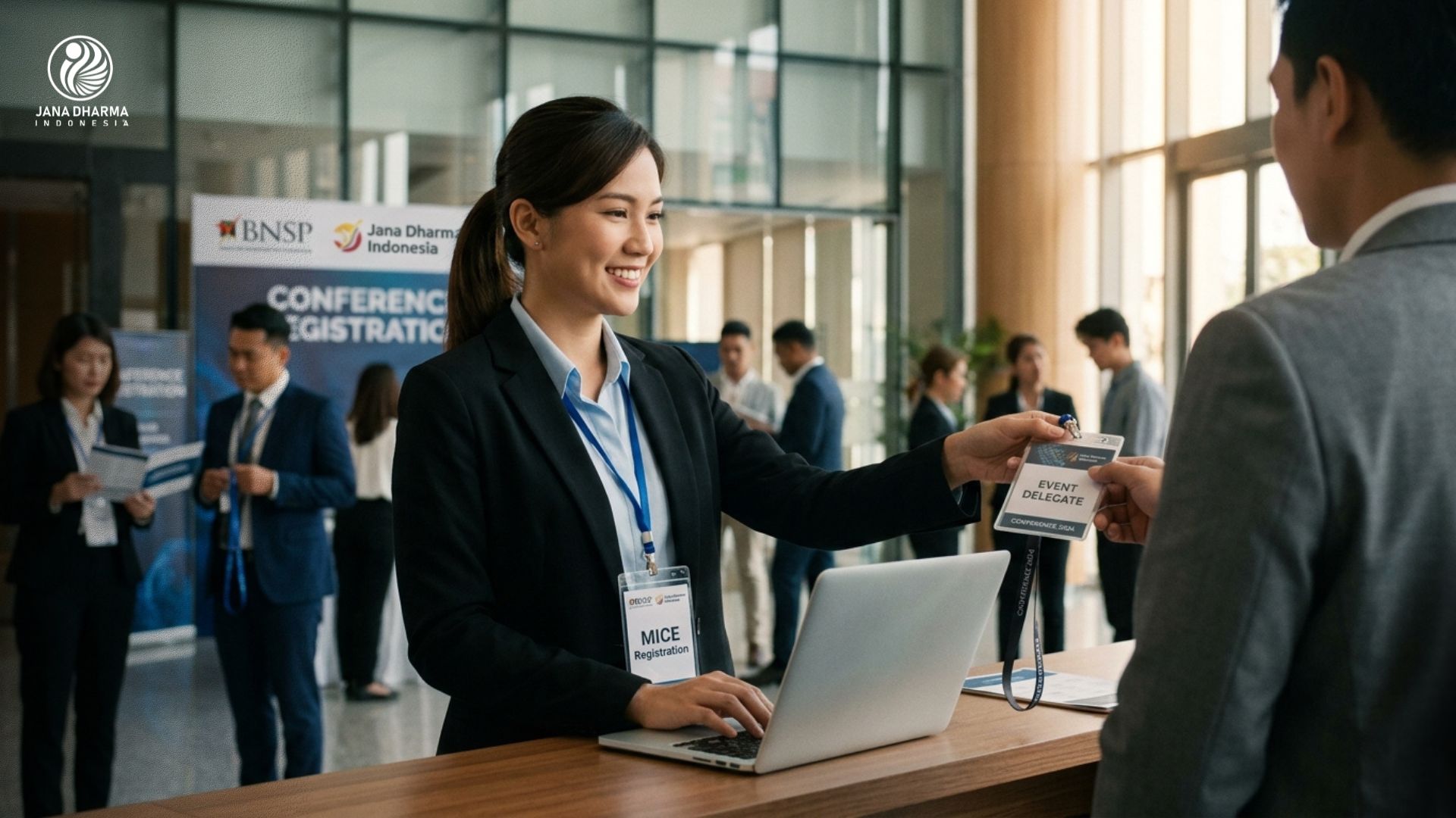 Registration staff sedang melayani peserta event conference internasional dalam proses sertifikasi BNSP MICE Jana Dharma Indonesia